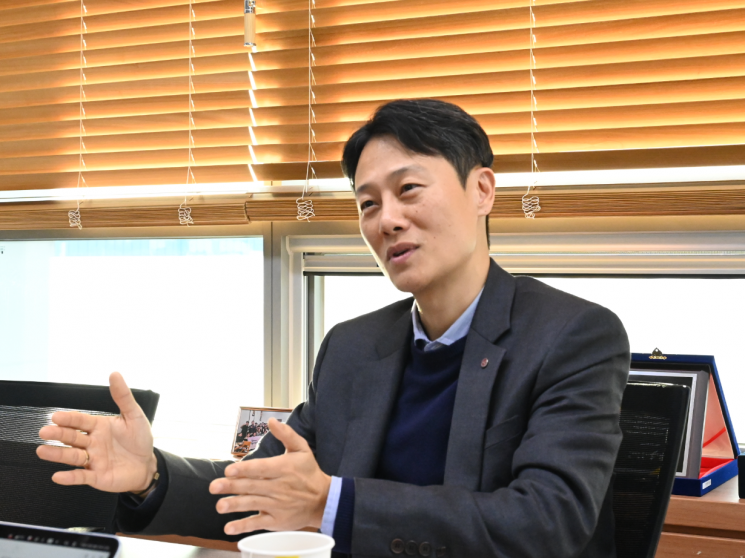 [AI시대, 일자리가 바뀐다]LG 스마트팩토리가 보여준 공존…"연결고리는 결국 사람"