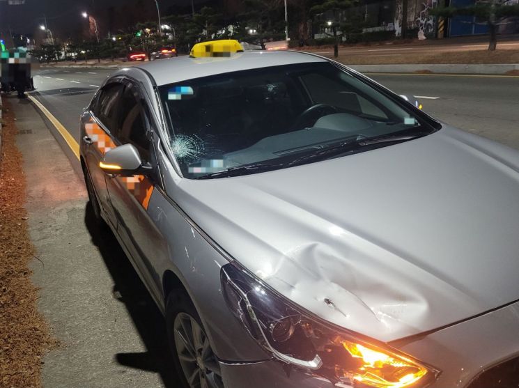 자전거 끌고 도로 가로지르던 60대, 택시에 치여 숨져