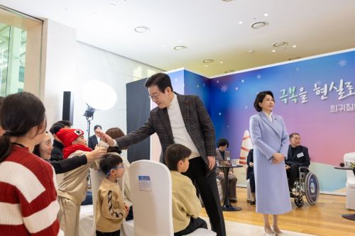 李대통령, 희귀질환 앓는 아이들 눈 마주치며 격려(종합)