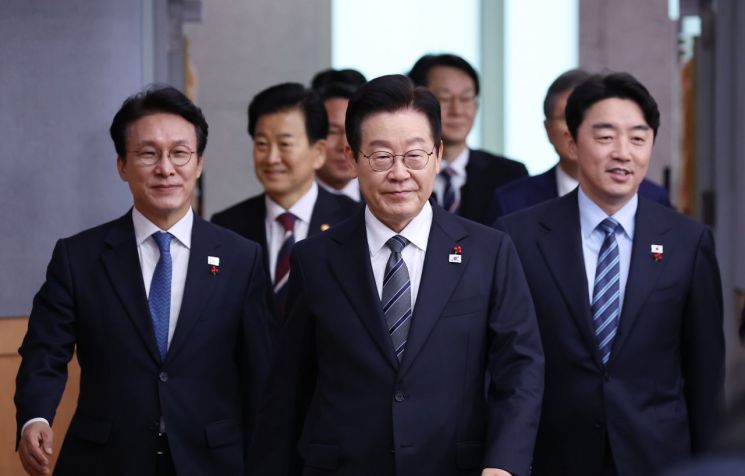 [단독] '北매체 사이트 개방' 李대통령 지시에 속도냈지만…'방미심위'에 발목