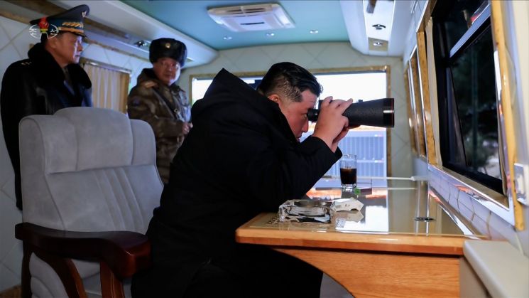 北, 신형장거리대공미사일 시험발사…김정은 참관