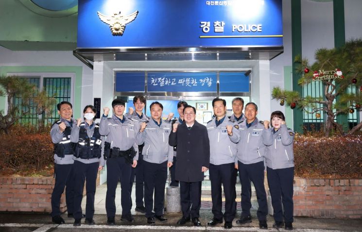 이장우 대전시장, 연말연시 맞아 특별방범활동 매진하는 경찰관들 격려
