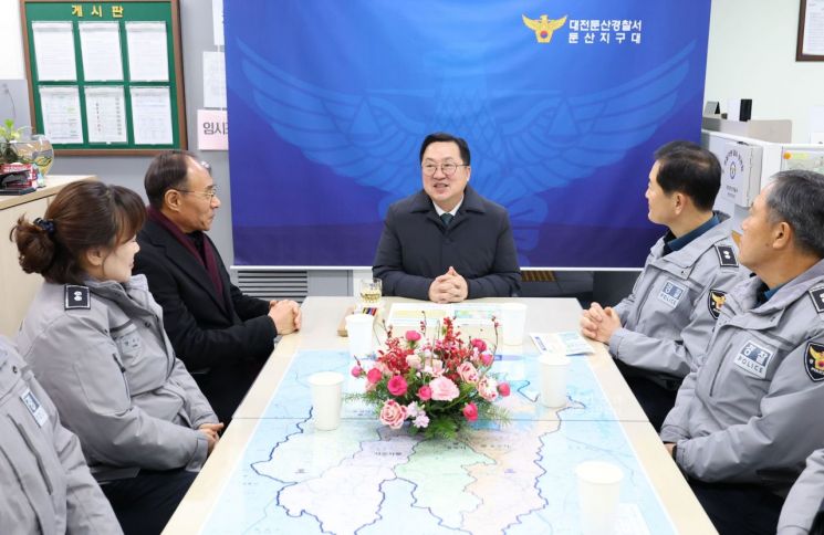 이장우 대전시장, 연말연시 맞아 특별방범활동 매진하는 경찰관들 격려