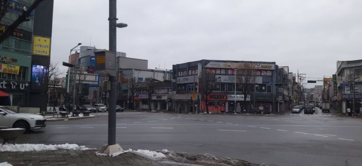 춘천시, 불법 현수막 퇴출 총력…팔호광장·중앙로터리가 달라졌다