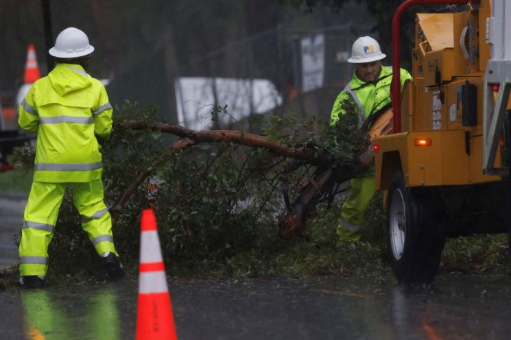 "외출하지 마세요" 강력한 폭풍우에 정전까지…'비상사태' 선언한 美