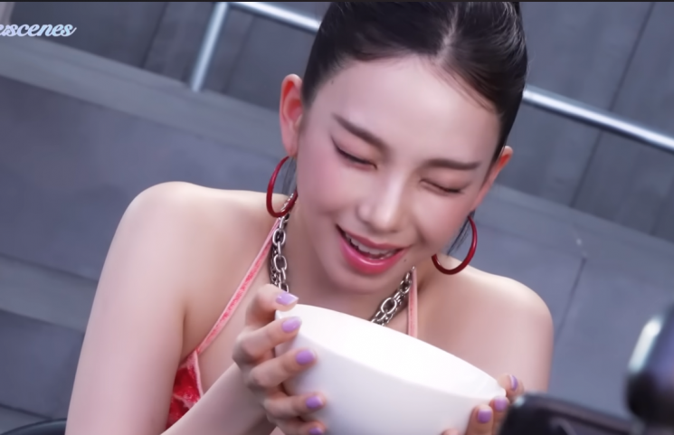 "면치기 안 해요"…'호로록' 한달 만에 1억뷰 찍은 카리나 신라면 광고 