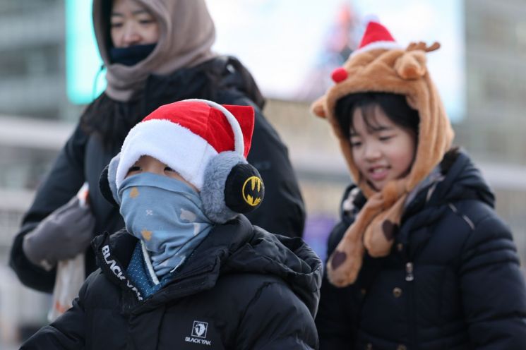 성탄절 강추위 속 광주·전남 눈보라…해상·항공편 잇단 결항