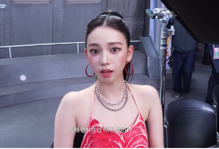 Karina revealed in the 'Shin Ramyun Behind' video that when a staff member asked, "You usually don't slurp noodles, right?" she answered, "I don't slurp because I dislike splashing on my face." Previously, Karina's candid statement, "I dislike slurping noodles," had also become a hot topic. Official aespa YouTube