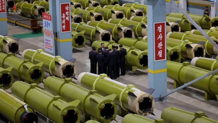 北, '핵잠' 공개 이어 "미사일 생산 확대"…북미대화 '核군축협상' 준비하나