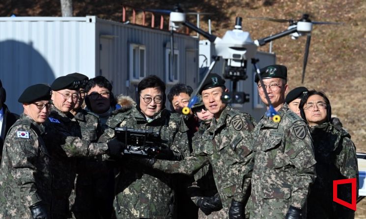 [포토] 드론 조종 체험하는 우원식 국회의장