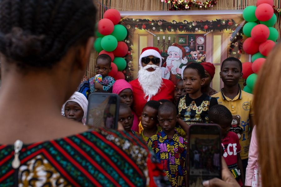 나이지리아 이바단 오요 주 엘샤다이 침례교회에서 어린이들이 크리스마스 캐롤 예배에 참석하고 있다. 나이지리아에 대한 도널드 트럼프 미 대통령의 갑작스러운 관심을 두고 일부에선 나이지리아의 풍부한 광물 자원과 관련 있다는 추측도 나오고 있다. EPA연합뉴스