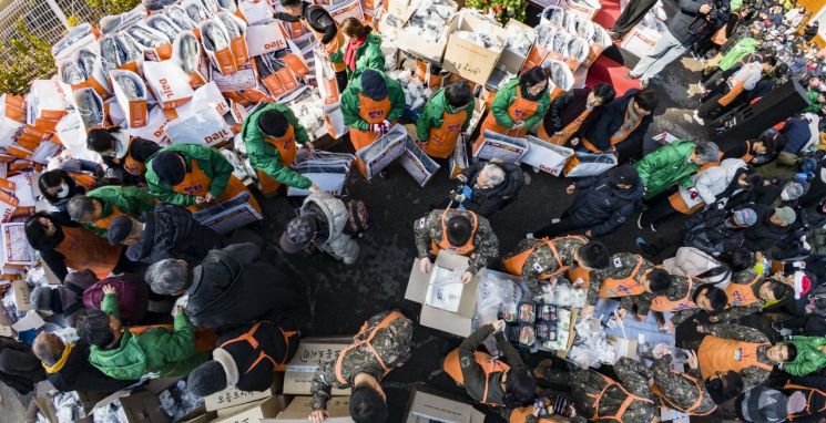 "밥퍼 후원하면 불매"…성탄절 청량리에서 갈등 확산