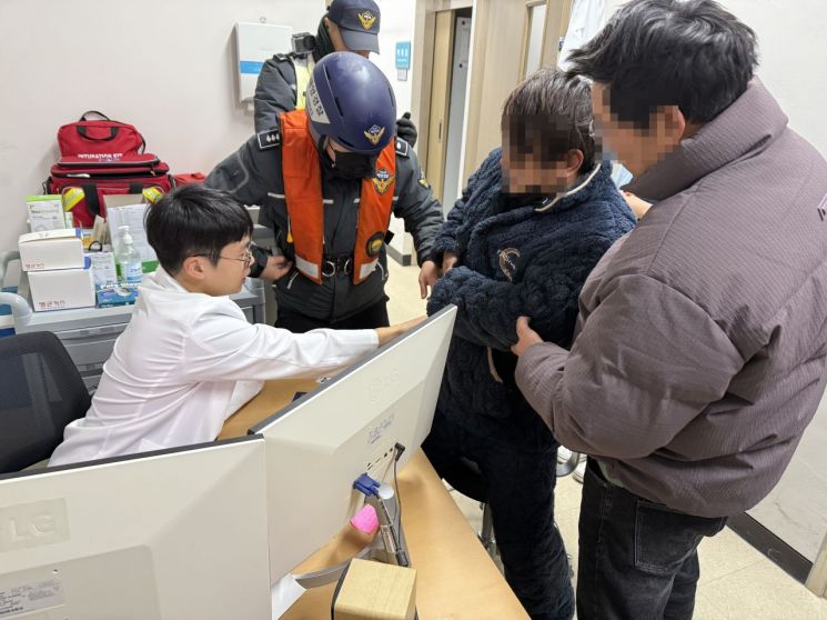 풍랑주의보 속 중국어선 선장 응급이송…목포해경, 국적 불문 구조