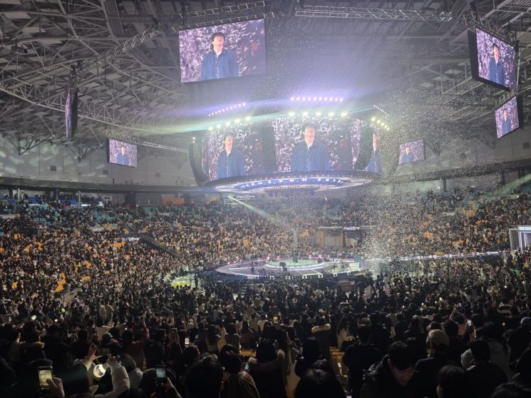 영하 12도 혹한 녹인 성시경…팬들의 추억, 유통기한은 무한대로