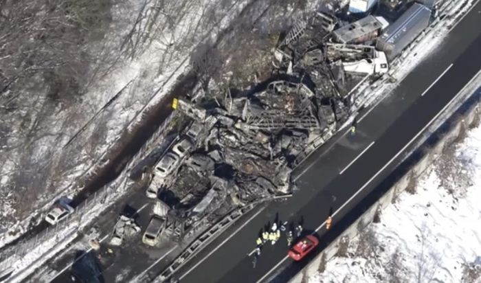 폭설에 갇힌 67대 '꽝, 꽝'…일본 고속도로서 차량 연쇄 추돌 참사