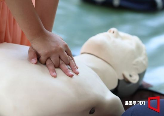 퇴근길 '6호선의 기적'…쓰러진 승객 구한 '백의의 천사'