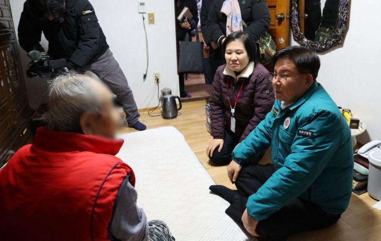 한파에 주거취약가구 찾은 박강수 마포구청장