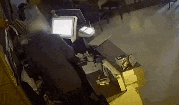 "할머니와 산다고 해 더 신경 썼는데"…CCTV에 찍힌 '알바생의 배신'