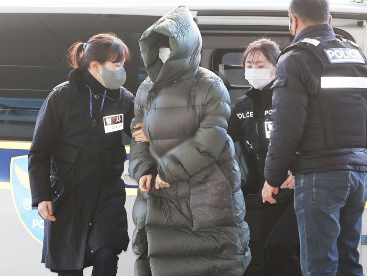 황하나, 꽁꽁 싸맨 '명품 구속 패션' 화제…얼마길래