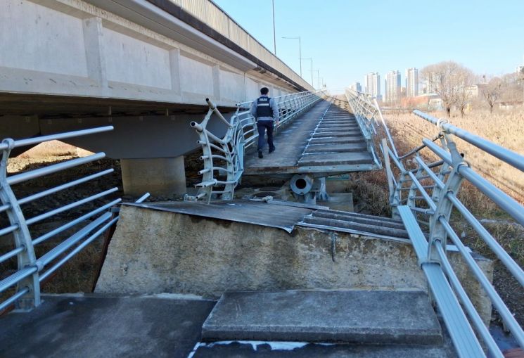 광주 서구 광신대교 옆 보행로 붕괴…인명피해 없어