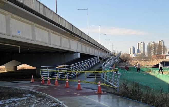 (종합)광주 광신대교 옆 보행로, 연결램프 이탈로 붕괴 추정