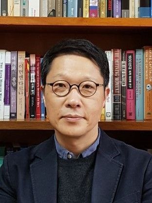 [인터뷰]이철희 교수 "낳은 아이와 청년 잘 지키는 사회, 출산장려만큼 중요한 일 아닐까요"