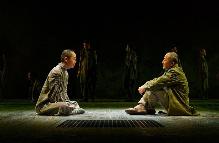 '올해의 연극' 삼매경·걸리버 여행기:줌 인 아웃·묵티