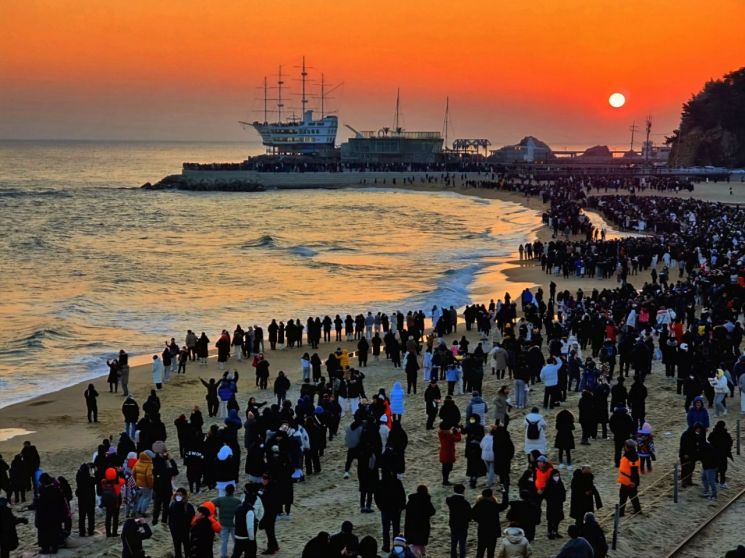 정동진 40t 모래시계의 회전…2026년 병오년 시작 알리는 ‘강릉의 시간’