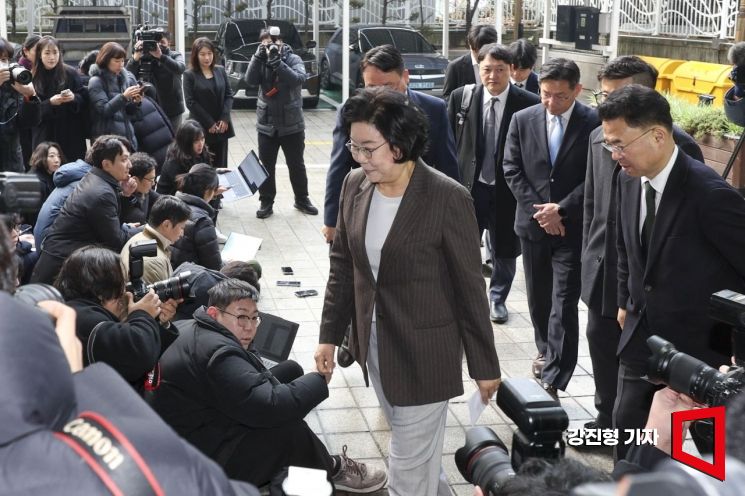 [포토] 인사청문회 준비 사무실로 들어서는 이혜훈 장관 후보자