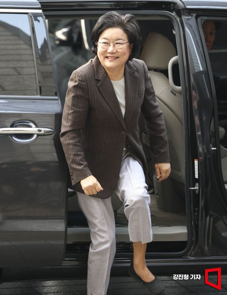 [포토] 인사청문회 준비 사무실 첫 출근한 이혜훈 후보자