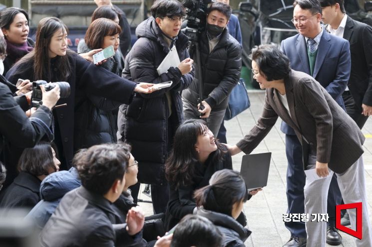 [포토] 취재진 질문 받는 이혜훈 후보자