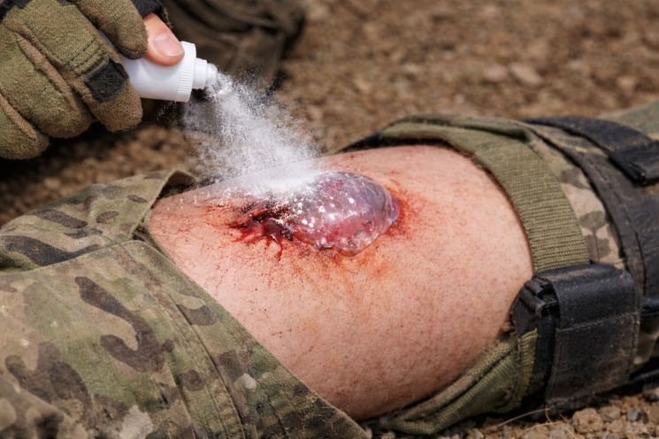 뿌리면 1초 내 지혈…전투원 생존성 높이는 차세대 기술 개발[과학을읽다]