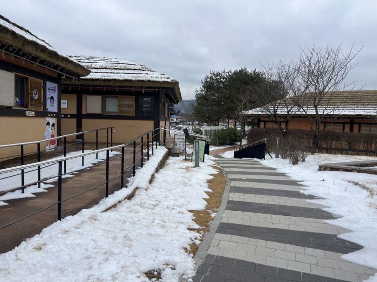 "장벽 없는 문학 향기"…김유정문학촌, 리모델링 마치고 1월 재개관