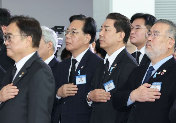 '12·29 참사 1주기' 李 "깊은 사죄"…정청래·장동혁 "진상규명" 한목소리