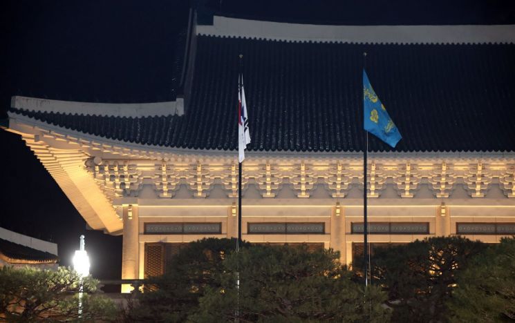 1330일만에 청와대 시대…李대통령 여민1관서 집무