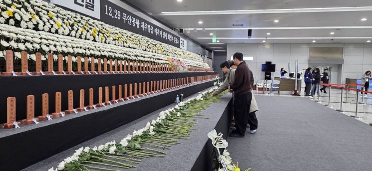 [르포]"살릴 수 있었잖아"…공항 메운 통곡, 1주기 추모식 엄수