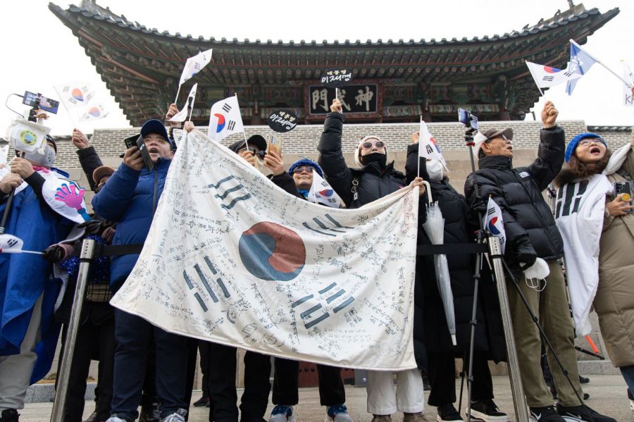 29일 청와대 앞에서 이재명 대통령 지지자들이 이 대통령의 첫 출근을 응원하고 있다. 2025.12.29 연합뉴스