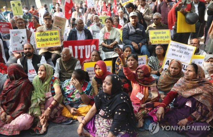 "하루 9900원 임시직"… 100명 뽑는데 3000명 넘게 지원했다