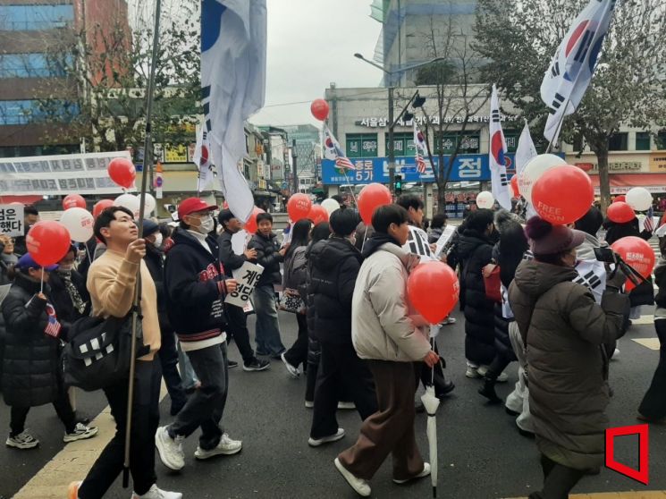 "아스팔트 극우는 극소수…정치인들, 젊은 세대를 이용한다" [극우청년은 누구인가]