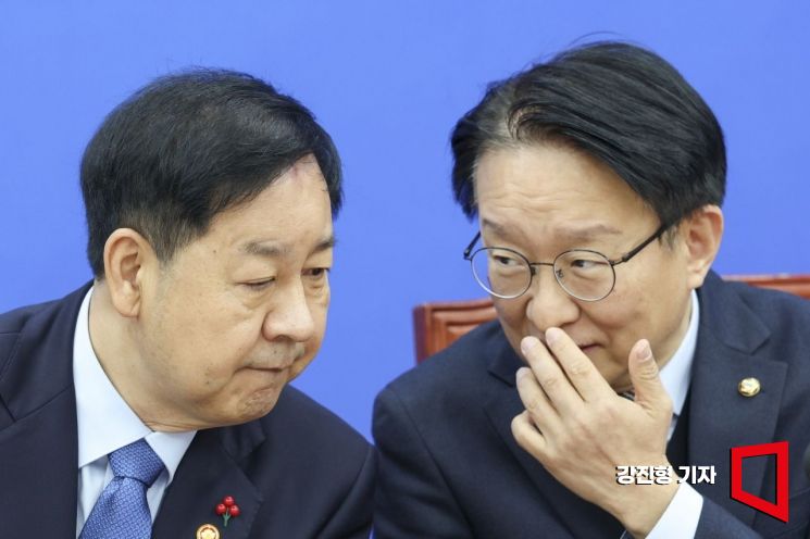 [포토] 의견 나누는 권칠승 단장-구윤철 경제부총리