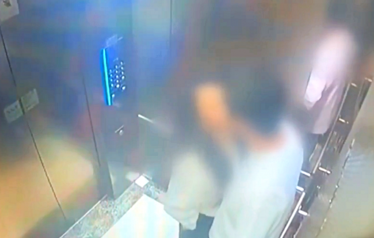 유명 트로트 여가수, 상간 소송 피소…애정행각 CCTV 포착