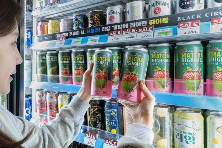 [오늘의신상]MZ트렌드 코드 집결…딸기 입힌 '말차 하이볼'도 나왔다