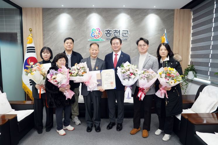 홍천군 정석신씨, 국가상징 선양 공로로 대통령 표창