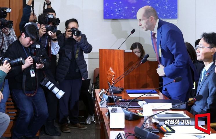 [포토] 인사하는 로저스 쿠팡 대표