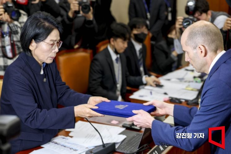 [포토] 증인선서문 전달하는 로저스 쿠팡 대표