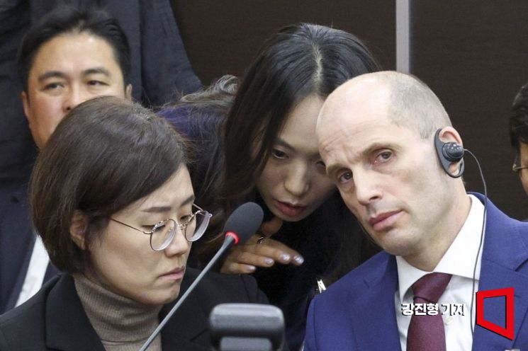 "왜 한국 국민에게 정보를 감추나"…쿠팡 로저스 대표, 청문회서 발끈