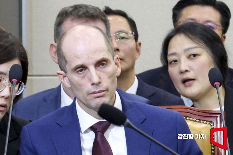 [포토] 쿠팡 연석 청문회 참석한 로저스 쿠팡 대표