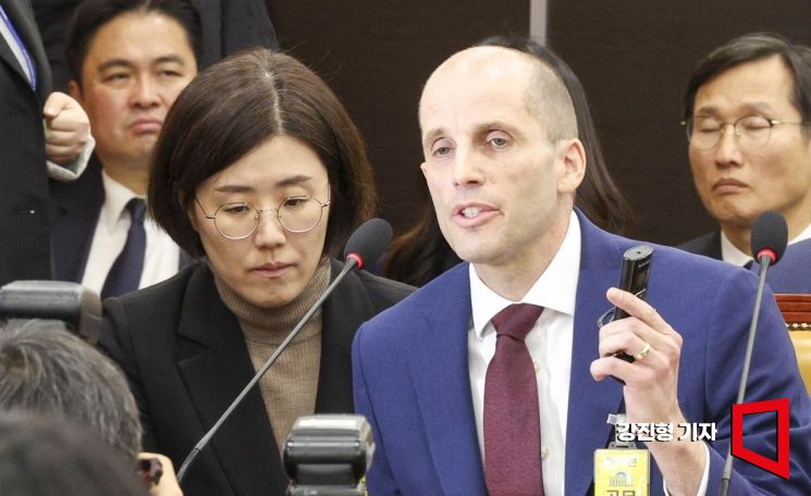 동문서답하고 동시통역기 거부…로저스 쿠팡 대표 "1조7000억 보상안, 전례 없는 규모"