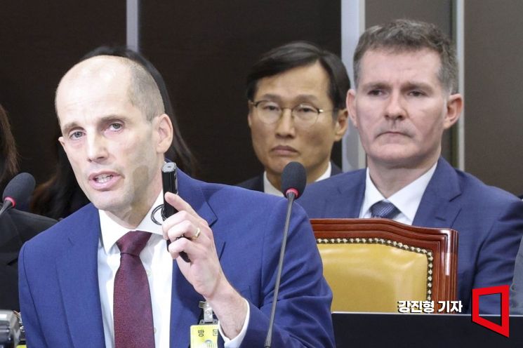 [포토] 로저스 쿠팡 대표, 동시통역기 착용 요구에 '이건 비정상'