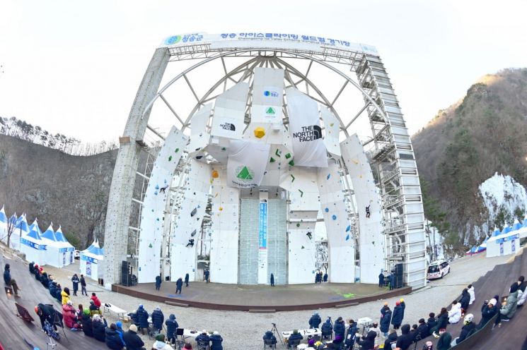 겨울의 수직 정원, 청송에 핀 '얼음꽃'… 전국 아이스클라이밍 선수권대회＆ICE CLIMBING 페스티벌 개최